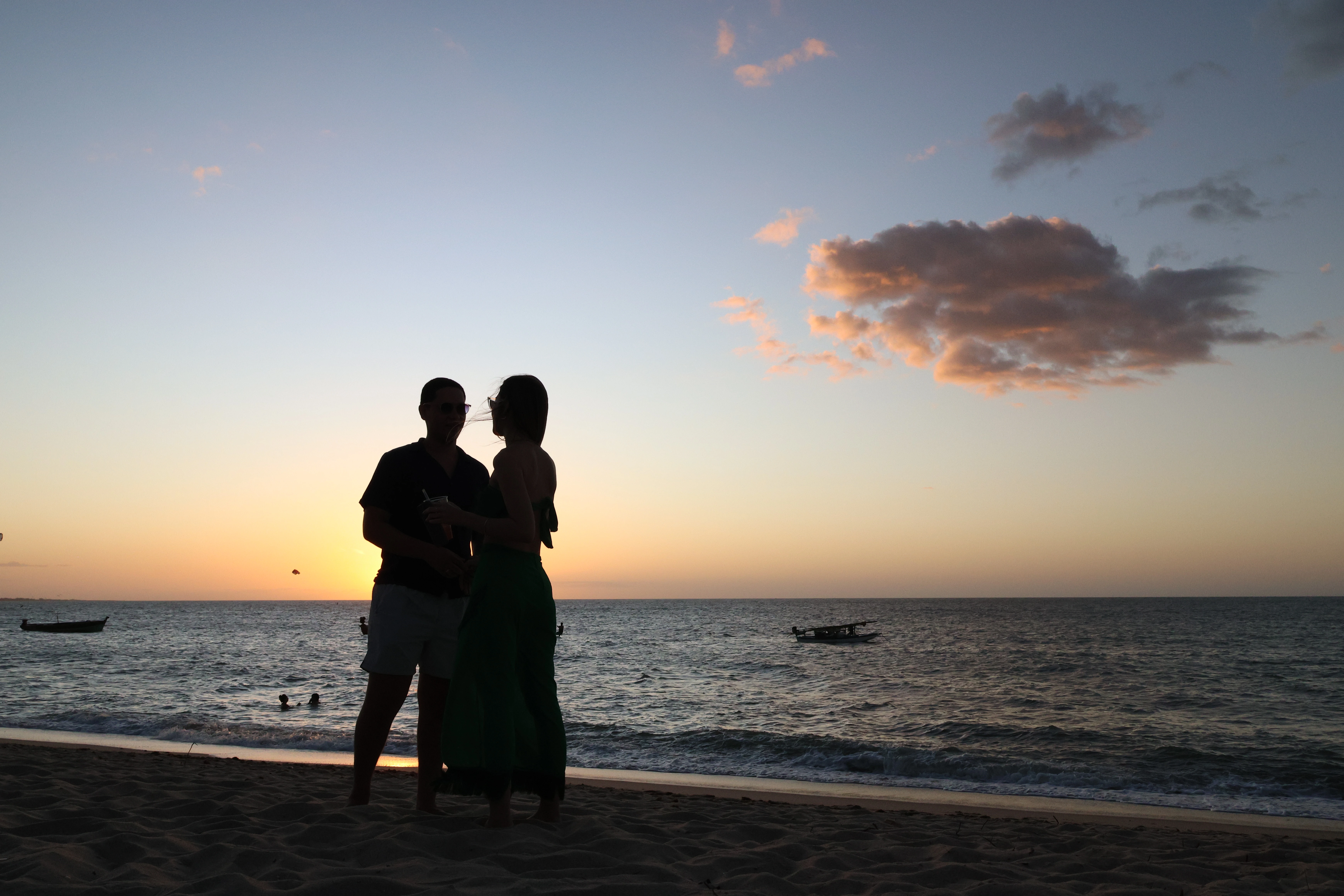 Casal caminhando na praia